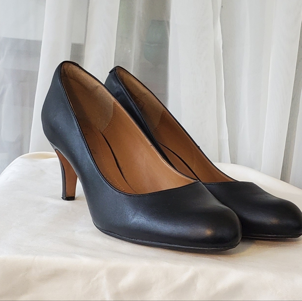 Clarks black leather pumps 10M